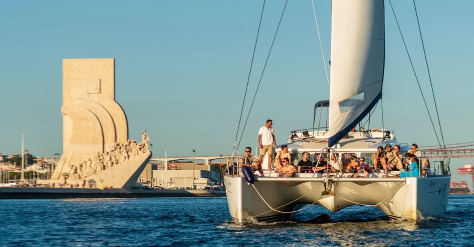À bord d’Attraversiamo devant le monument des Découvertes, à Belém.