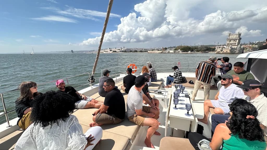Un groupe réuni sur le pont avant du Bali 54, face à la tour de Belém.