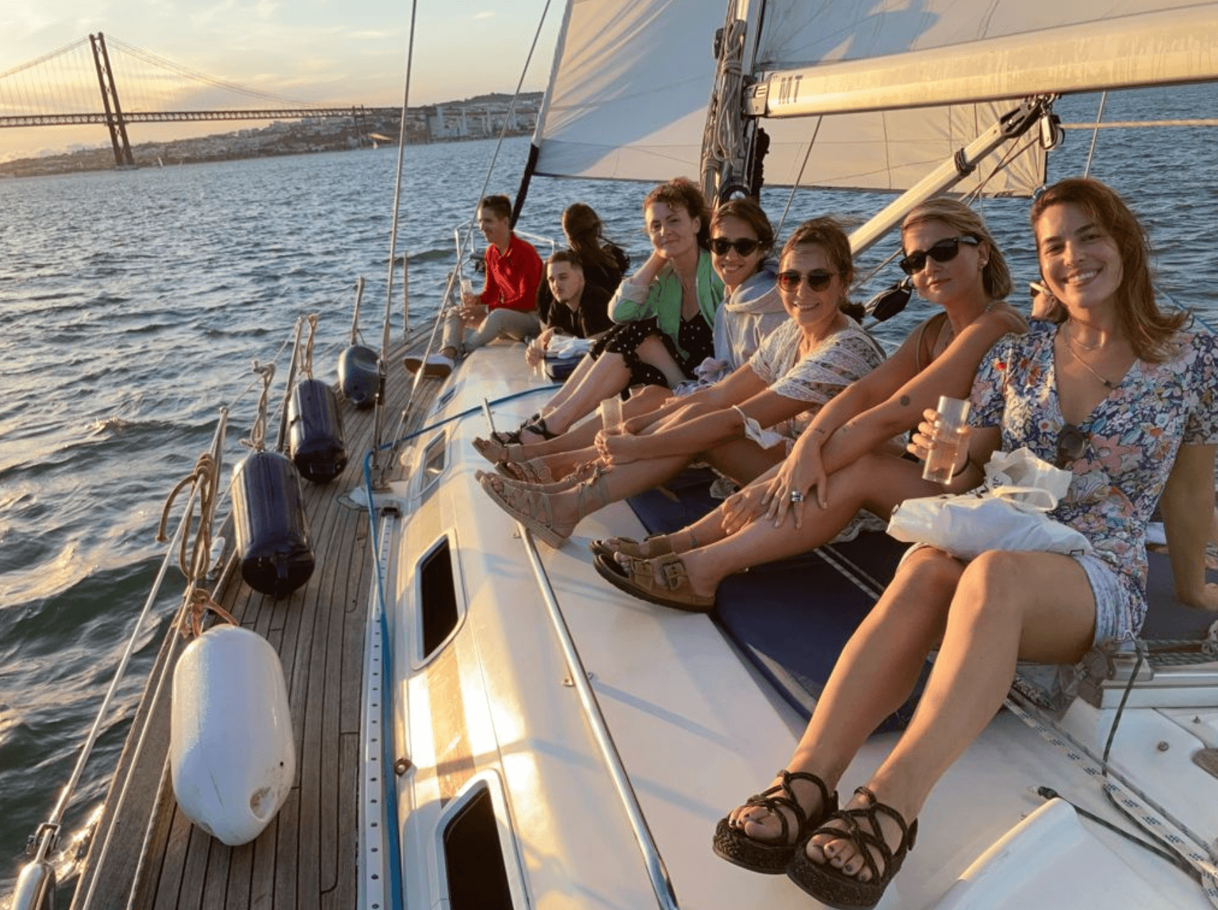 Un groupe prend un verre sur le pont de Moonfleet au coucher du soleil.