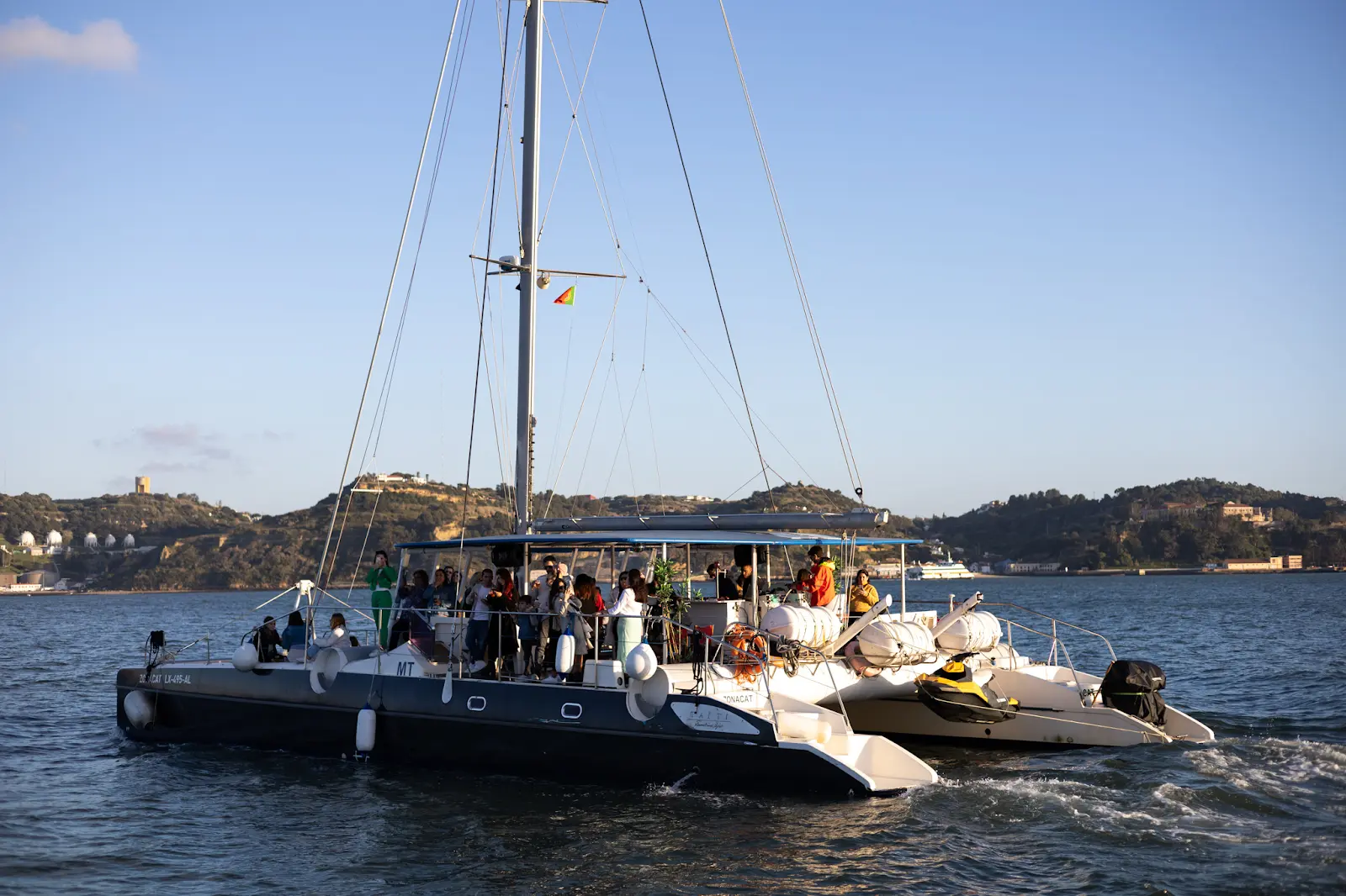 Le catamaran Terrace navigue sur le Tage.