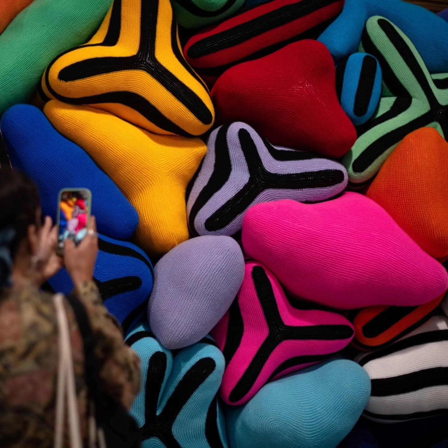 Installation artistique textile aux formes colorées