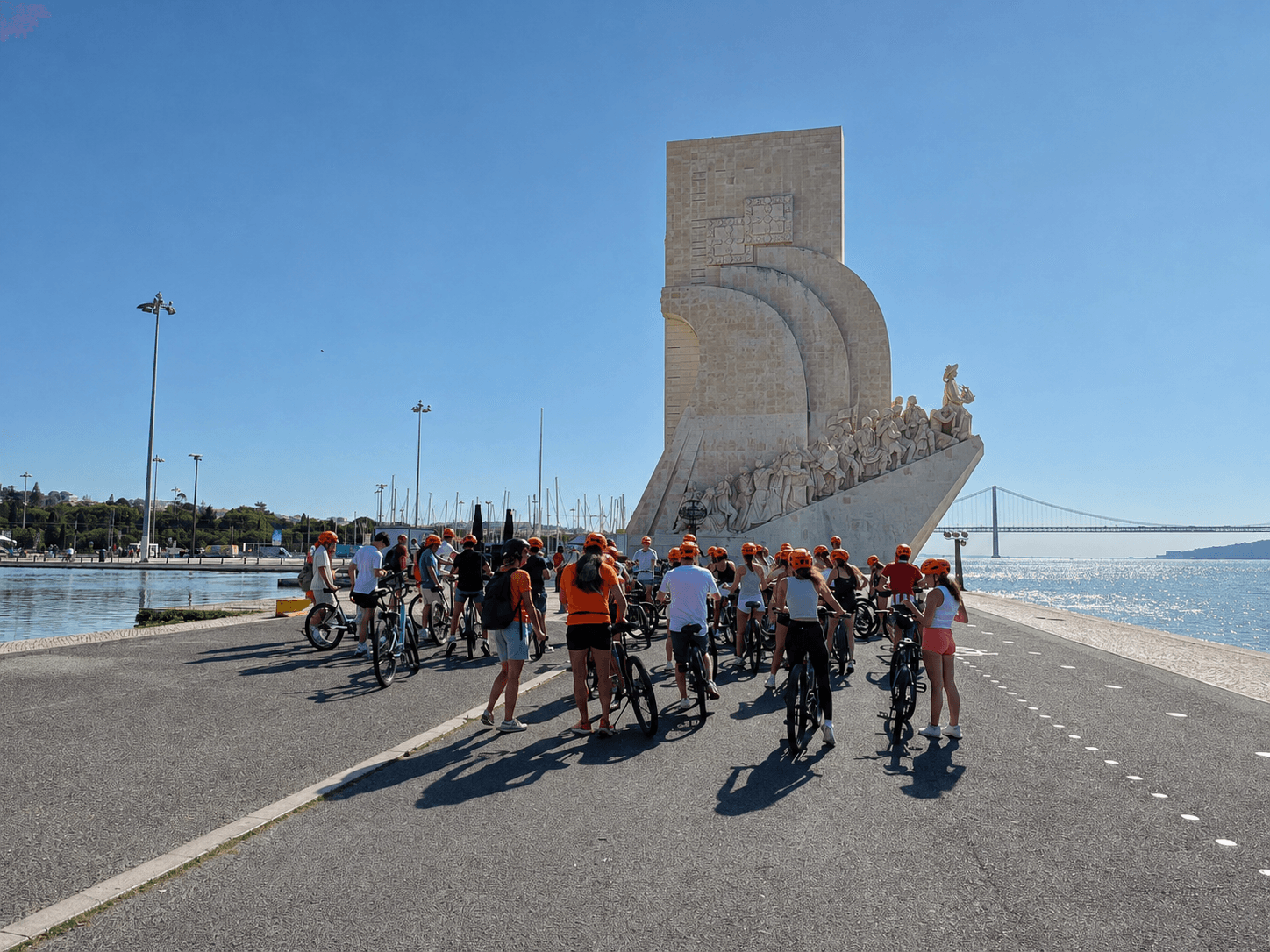 Grand groupe à vélo devant le Padrão dos Descobrimentos à Belém