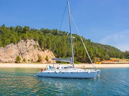Lagoon 400 on the Tagus