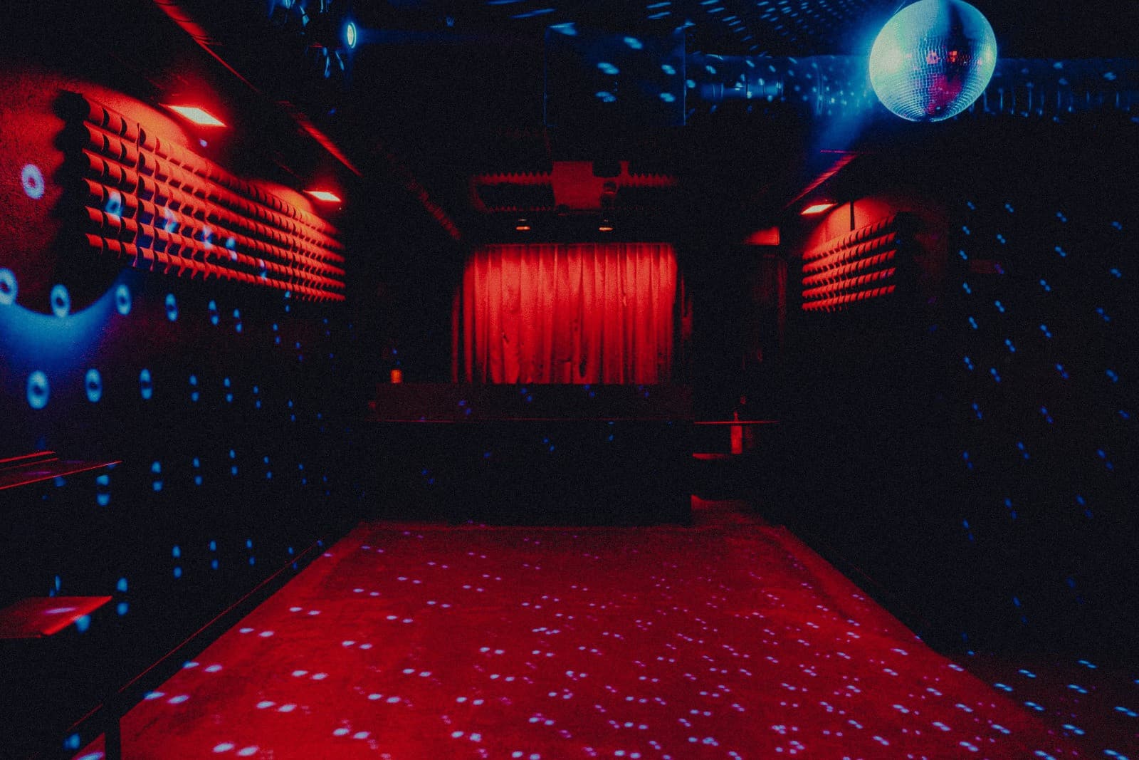 Dancefloor rouge et bleu du 5A Club à Lisbonne