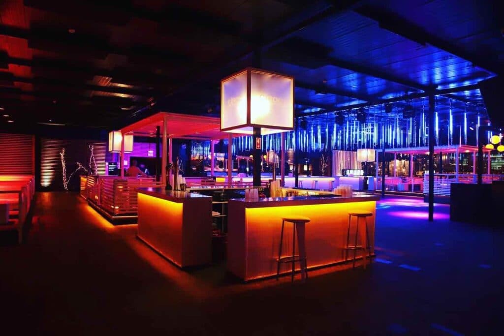 Table et intérieur du club K Urban Beach à Lisbonne