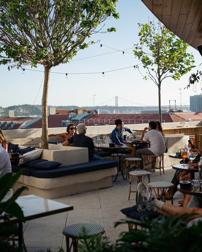 Terrasse arborée du Javá Rooftop avec vue sur le Tage