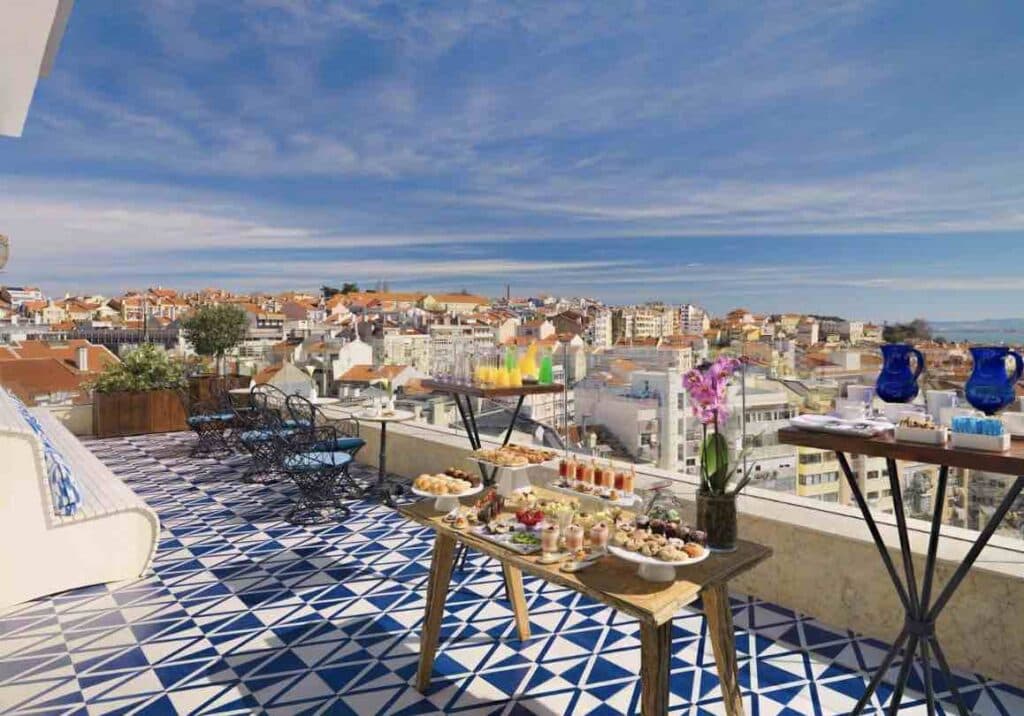 Terrasse aux azulejos bleus et blancs du Limão Rooftop