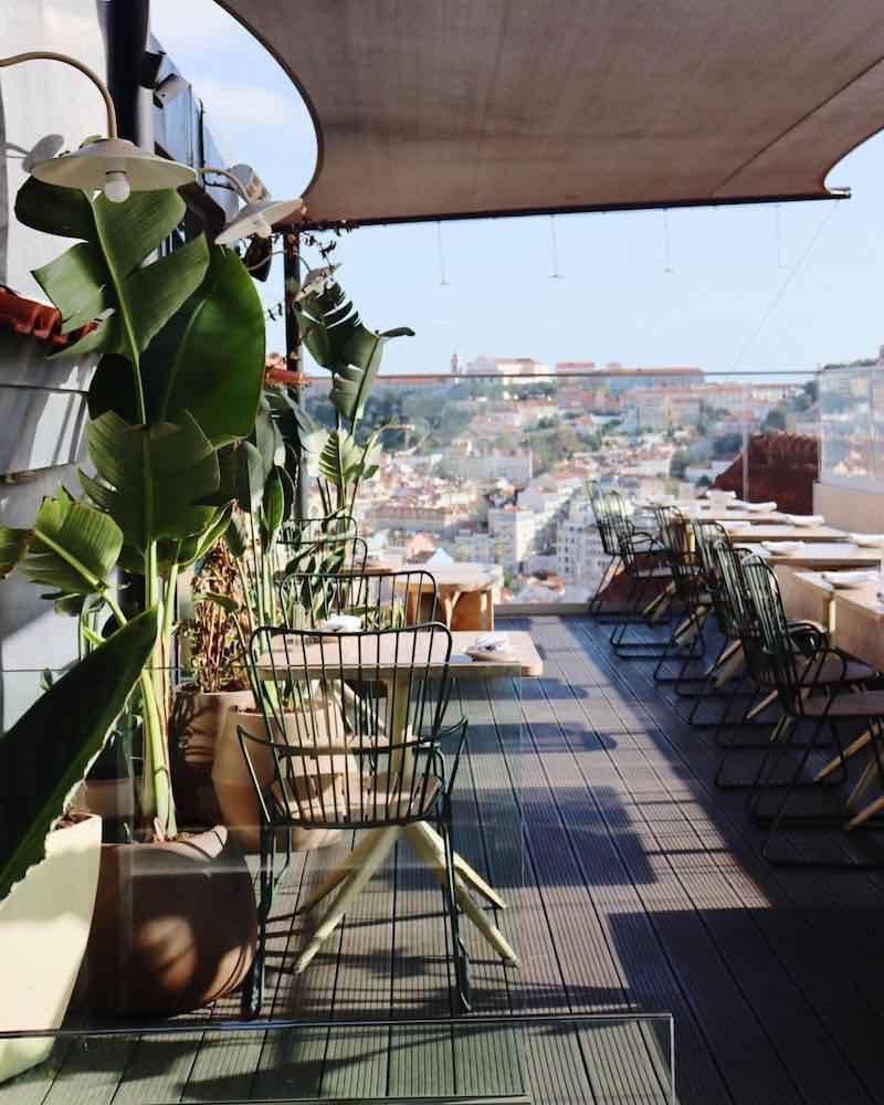Terrasse du Lumi Rooftop avec vue sur Lisbonne