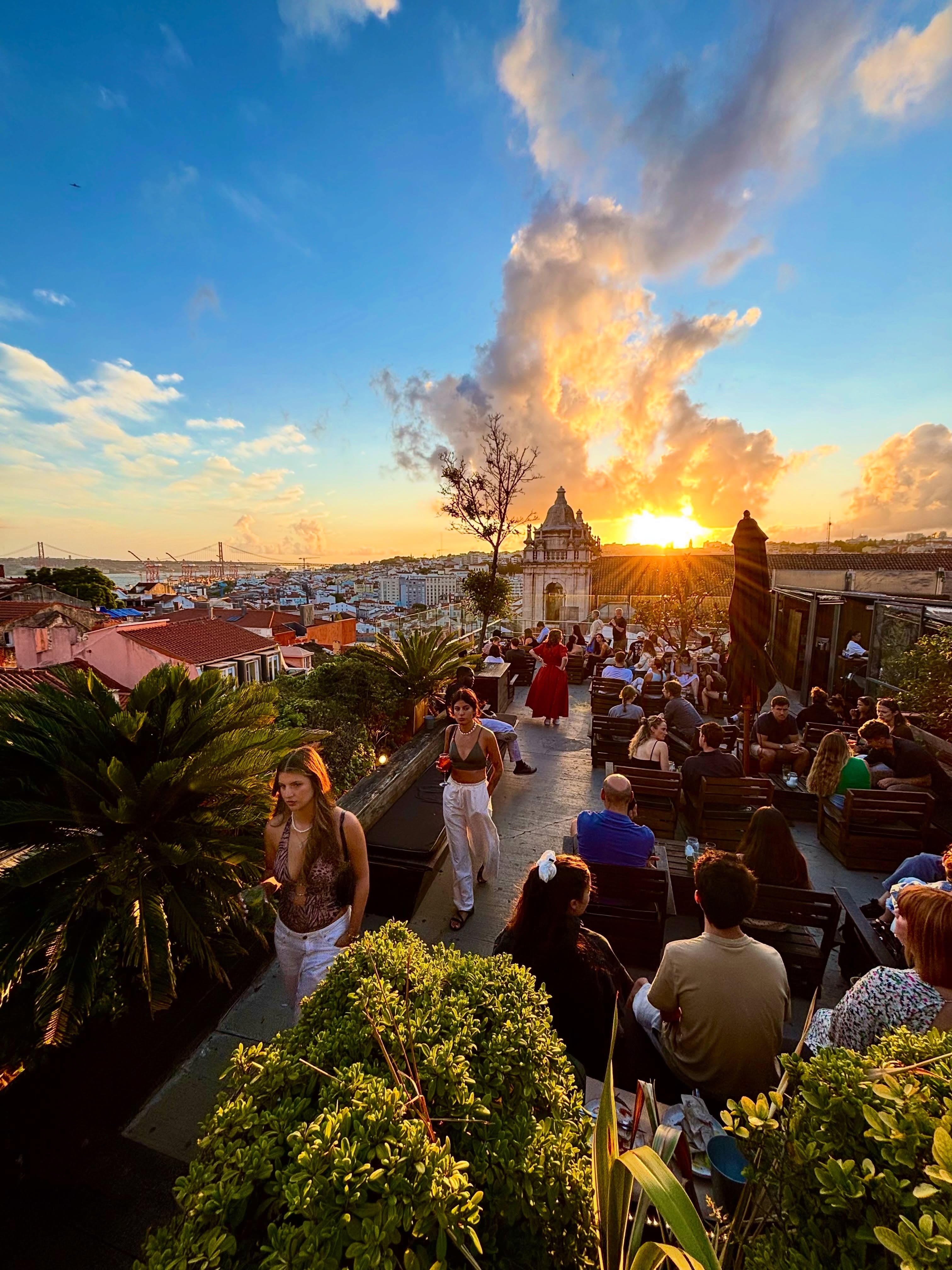 Coucher de soleil sur Lisbonne depuis la terrasse végétalisée de Park