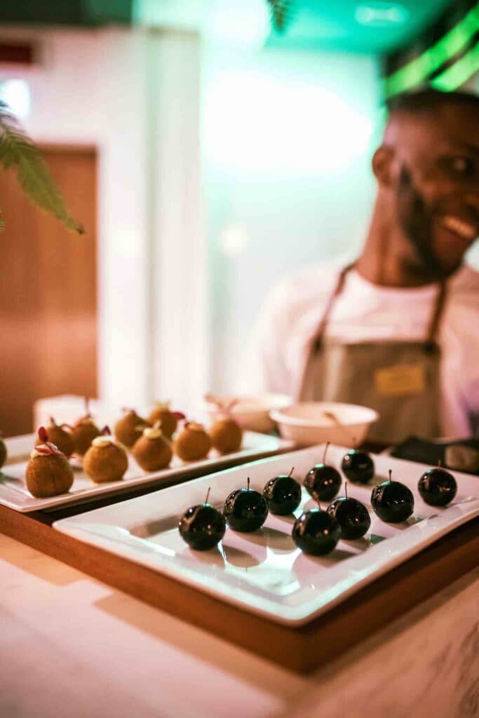 Présentation d’amuse-bouches au Rossio Gastrobar