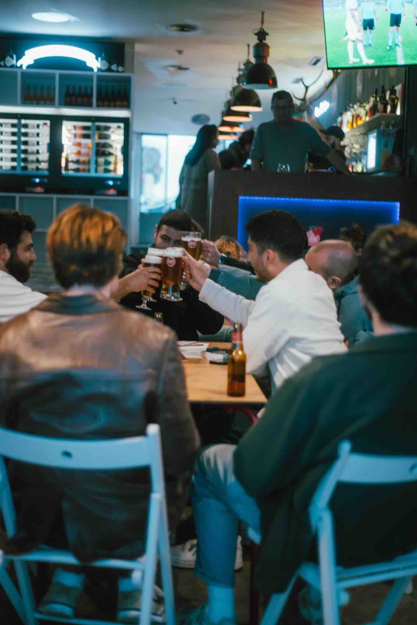 Groupe de supporters levant leurs verres au The Spot Lisboa