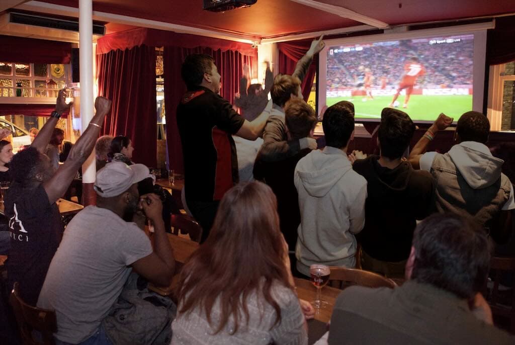 Public regardant un match sur grand écran au The Spot Lisboa