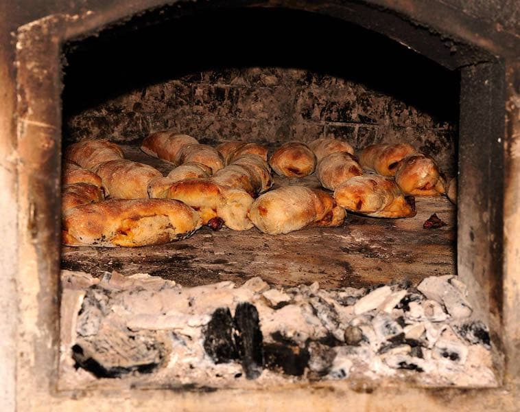 Pães com chouriço cuits au four à A Merendeira
