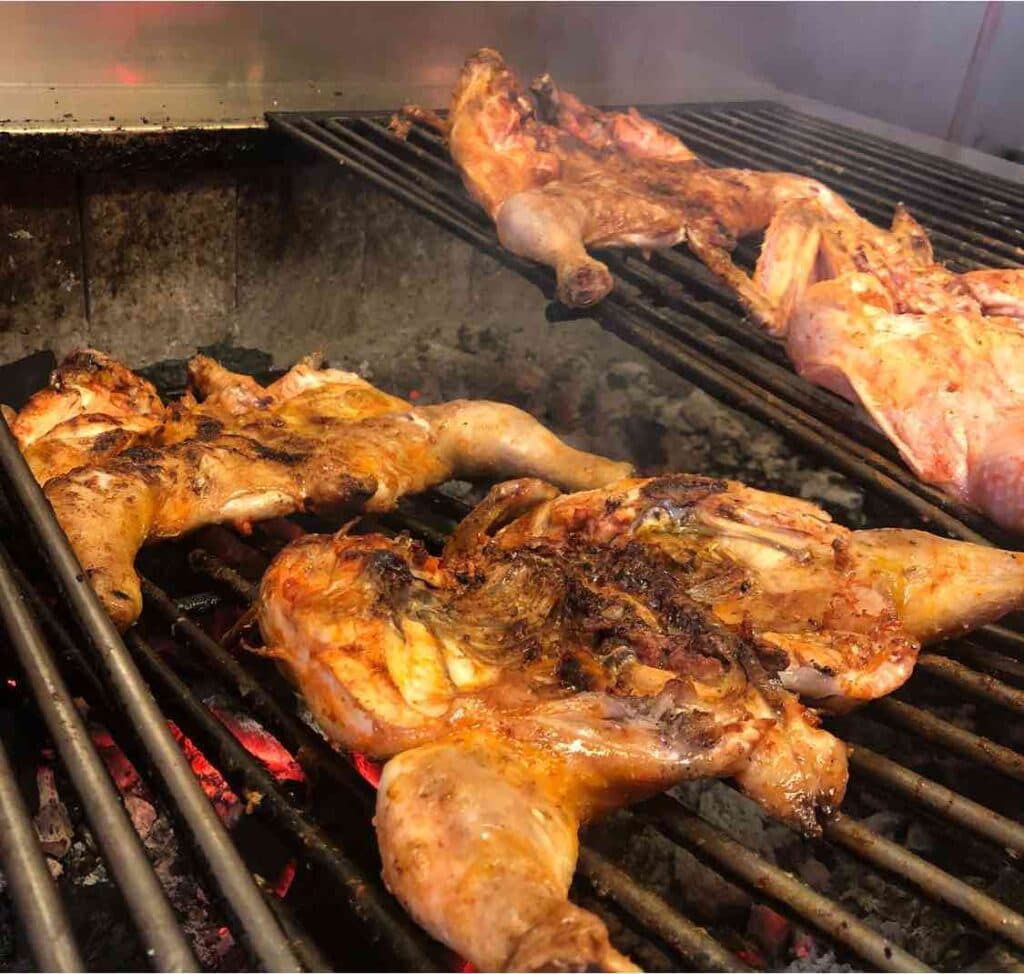 Poulets grillés au feu à la Frangasqueira Nacional