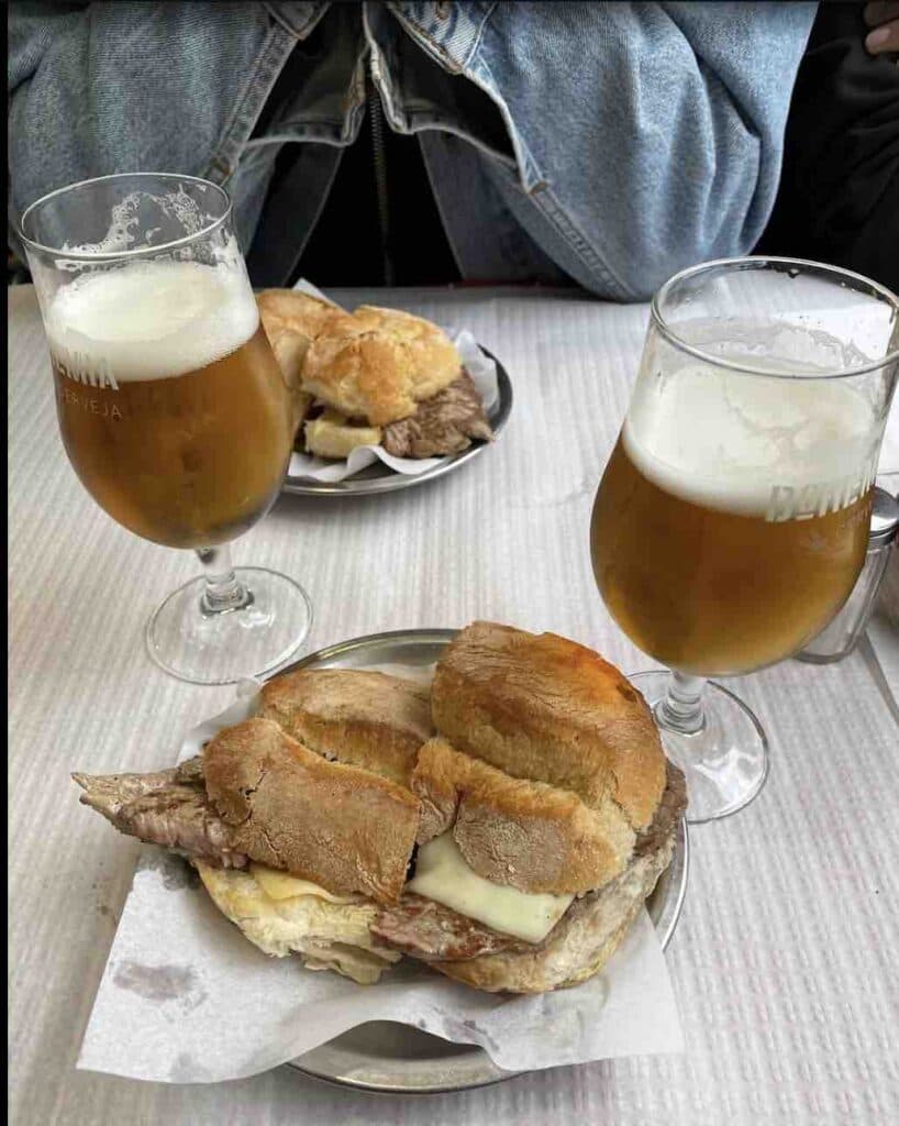 Bifanas et bières servies chez O Trevo