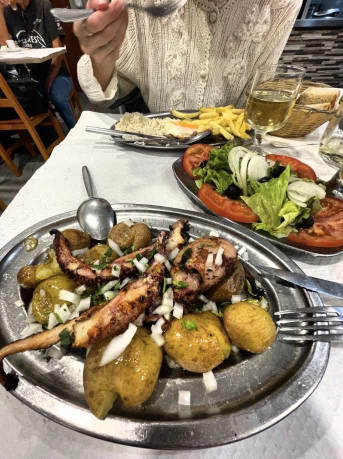Poulpe et pommes de terre servis au Super Mário