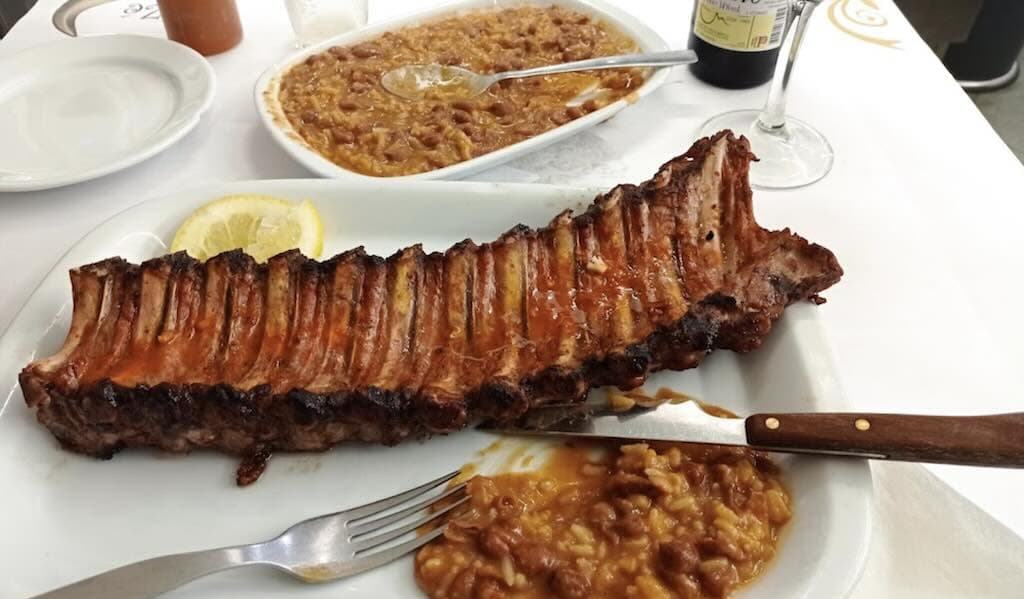 Travers de porc grillés au Zé dos Cornos