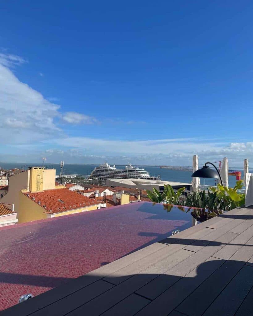 Terrasse avec vue sur les toits d’Alfama et le Tage