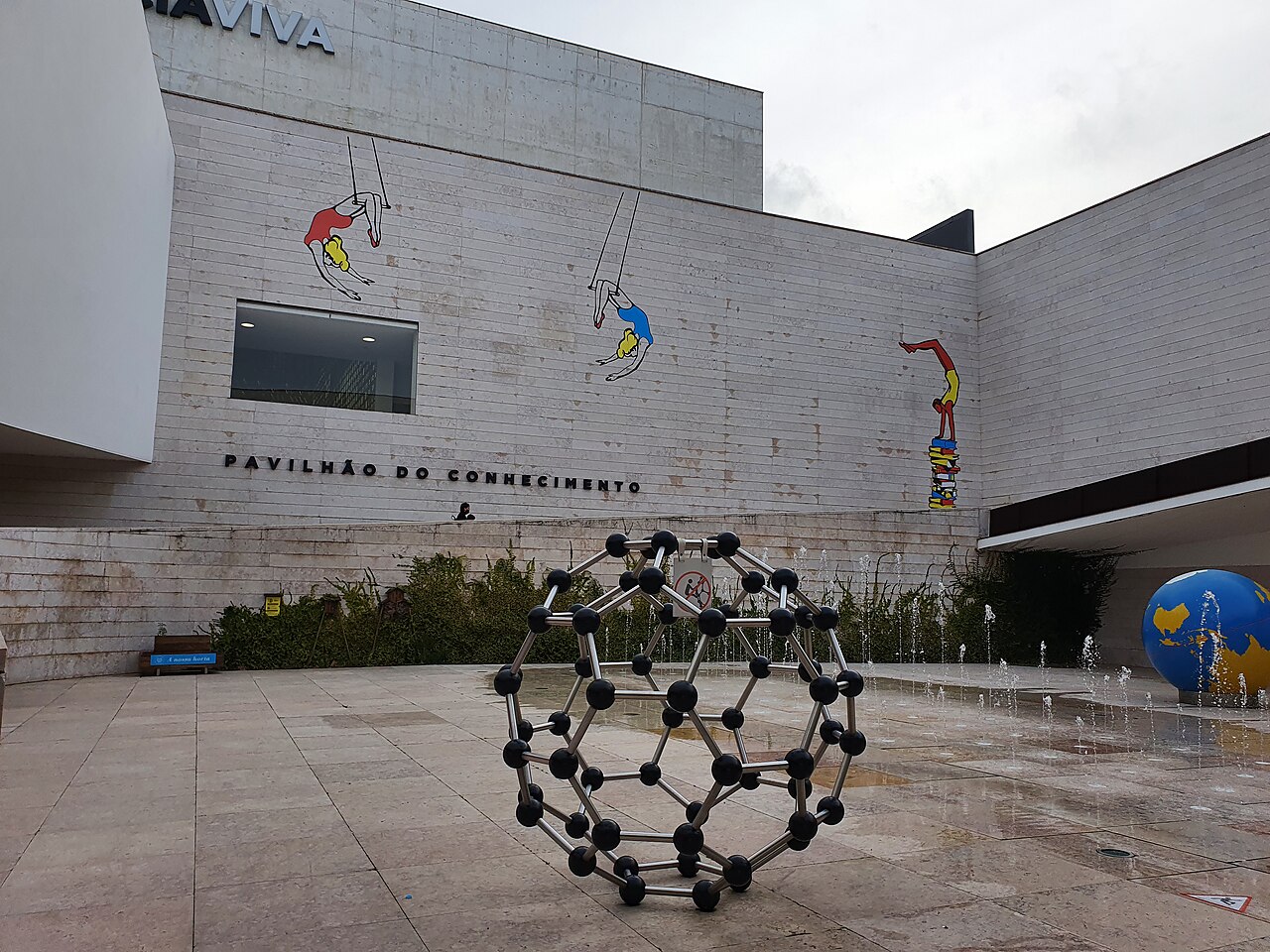 Entrée du Pavilhão do Conhecimento à Lisbonne avec ses installations scientifiques