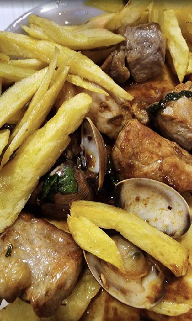 Plat portugais servi dans un restaurant de Lisbonne