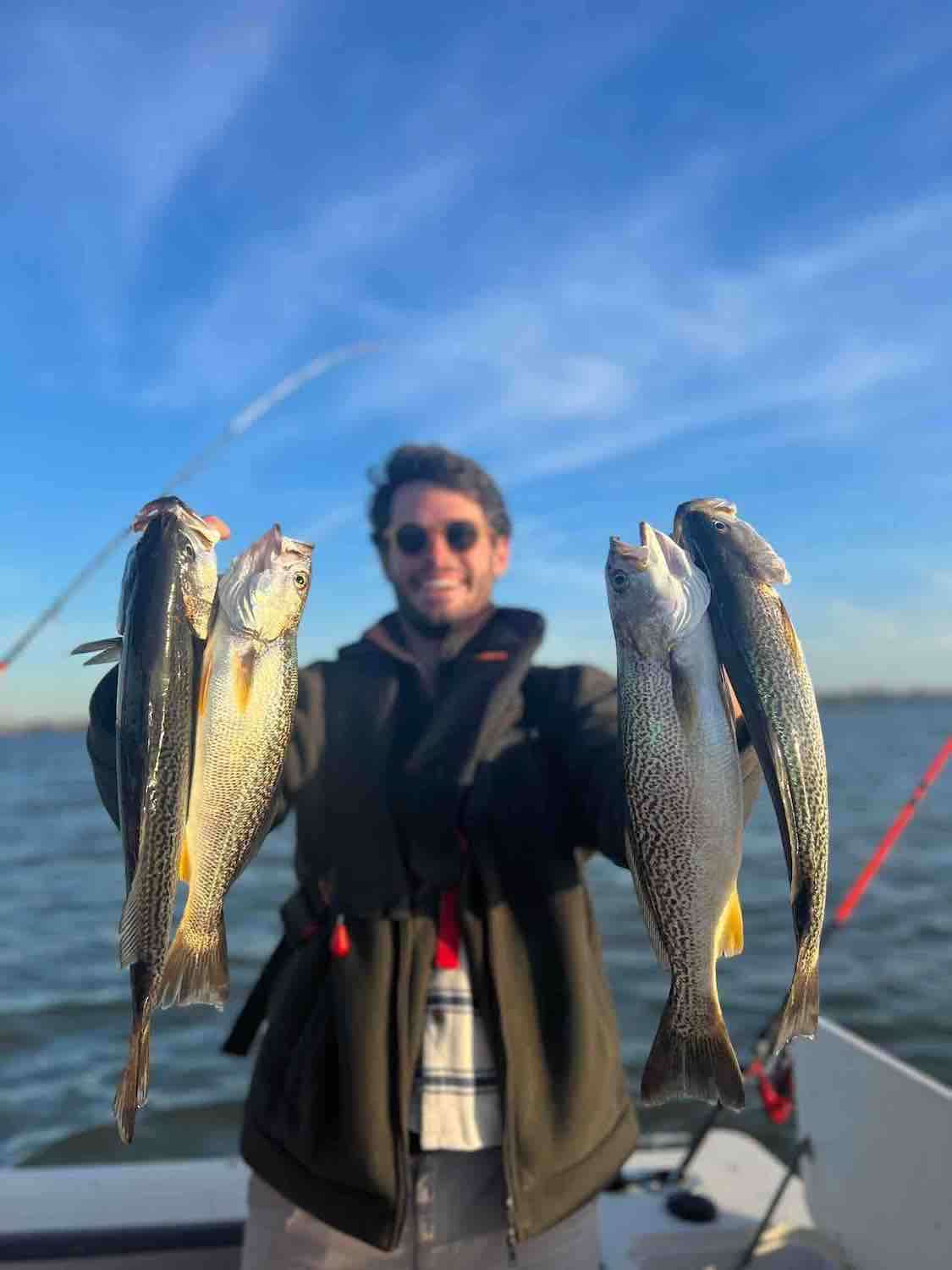 Pêcheur présentant sa pêche du jour à bord d’un bateau au large de Lisbonne.