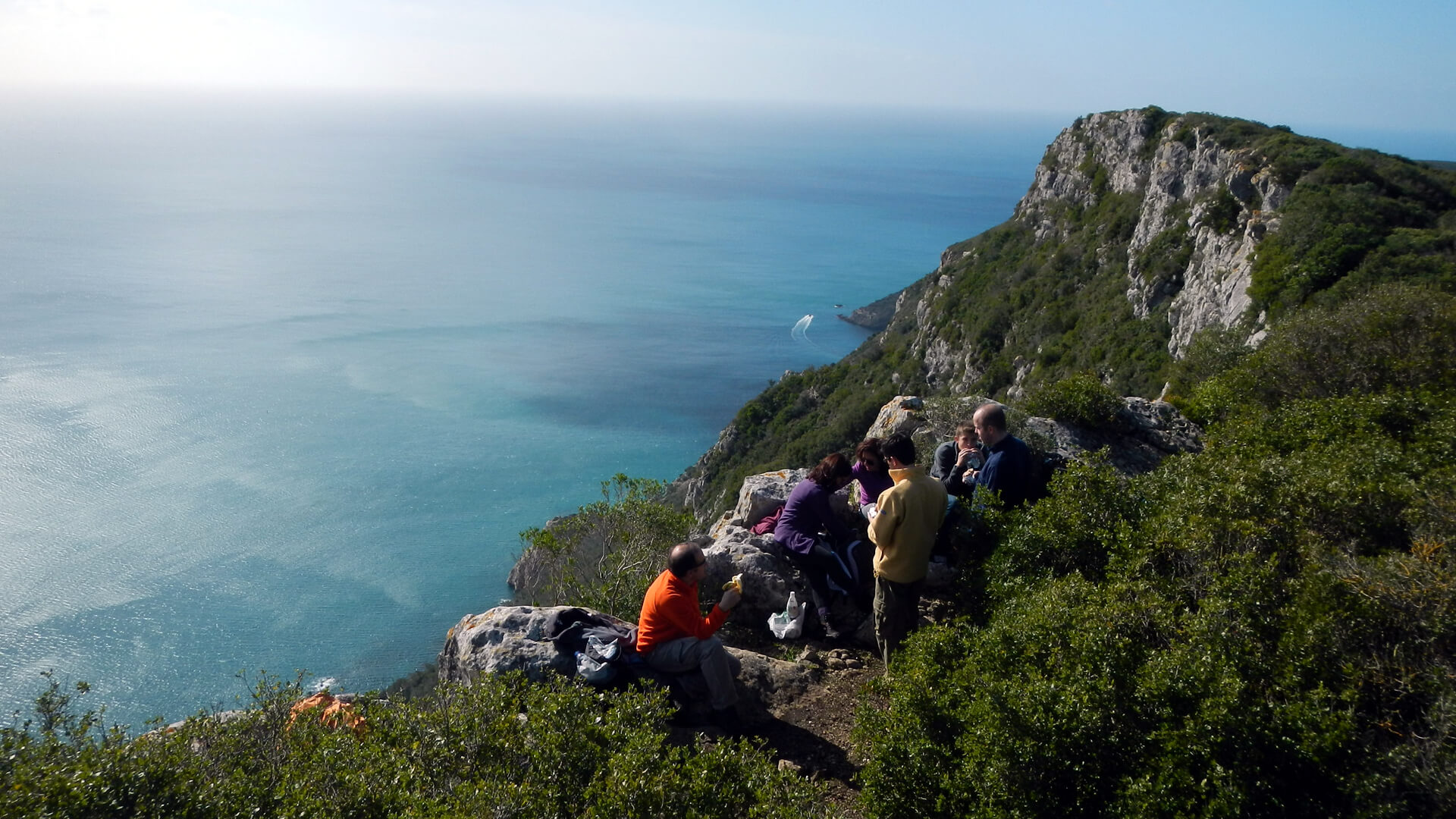 Randonneurs dans les paysages de la Serra da Arrábida.