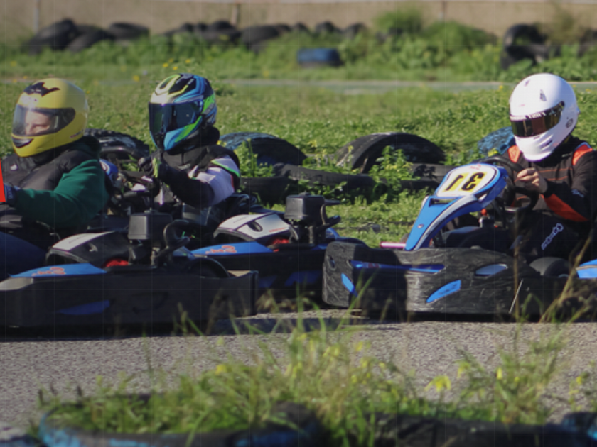Course de karting en groupe sur un circuit extérieur à Odivelas.