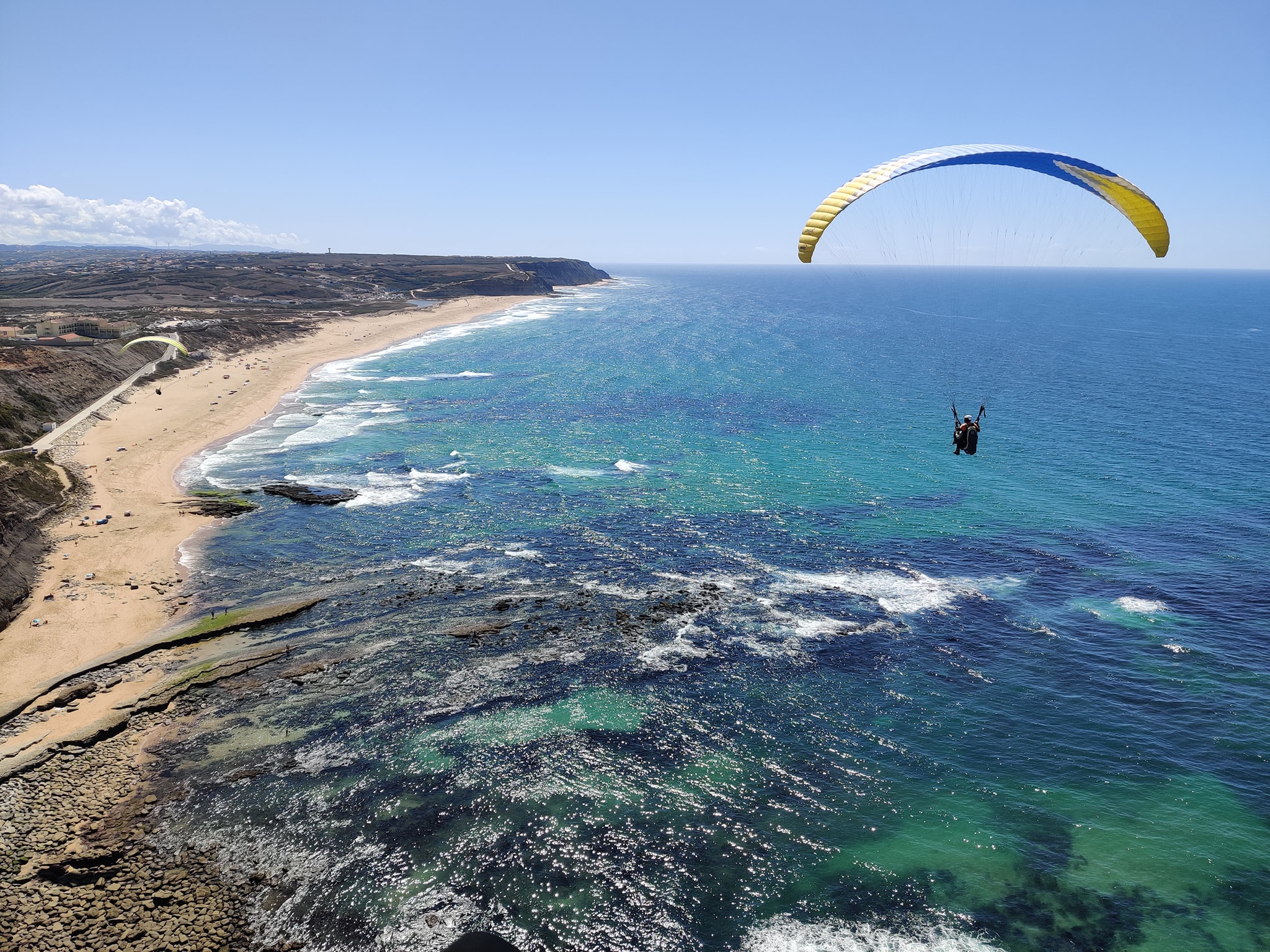 Vol en parapente tandem au-dessus du littoral atlantique, photographie utilisée par OSL.