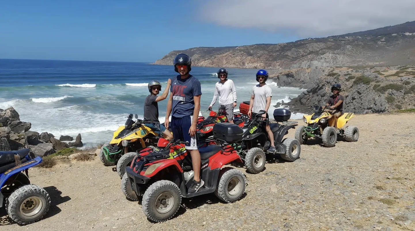 Groupe équipé de casques avec ses quads devant la côte du Guincho, photographie utilisée dans les communications OSL en mai 2026.
