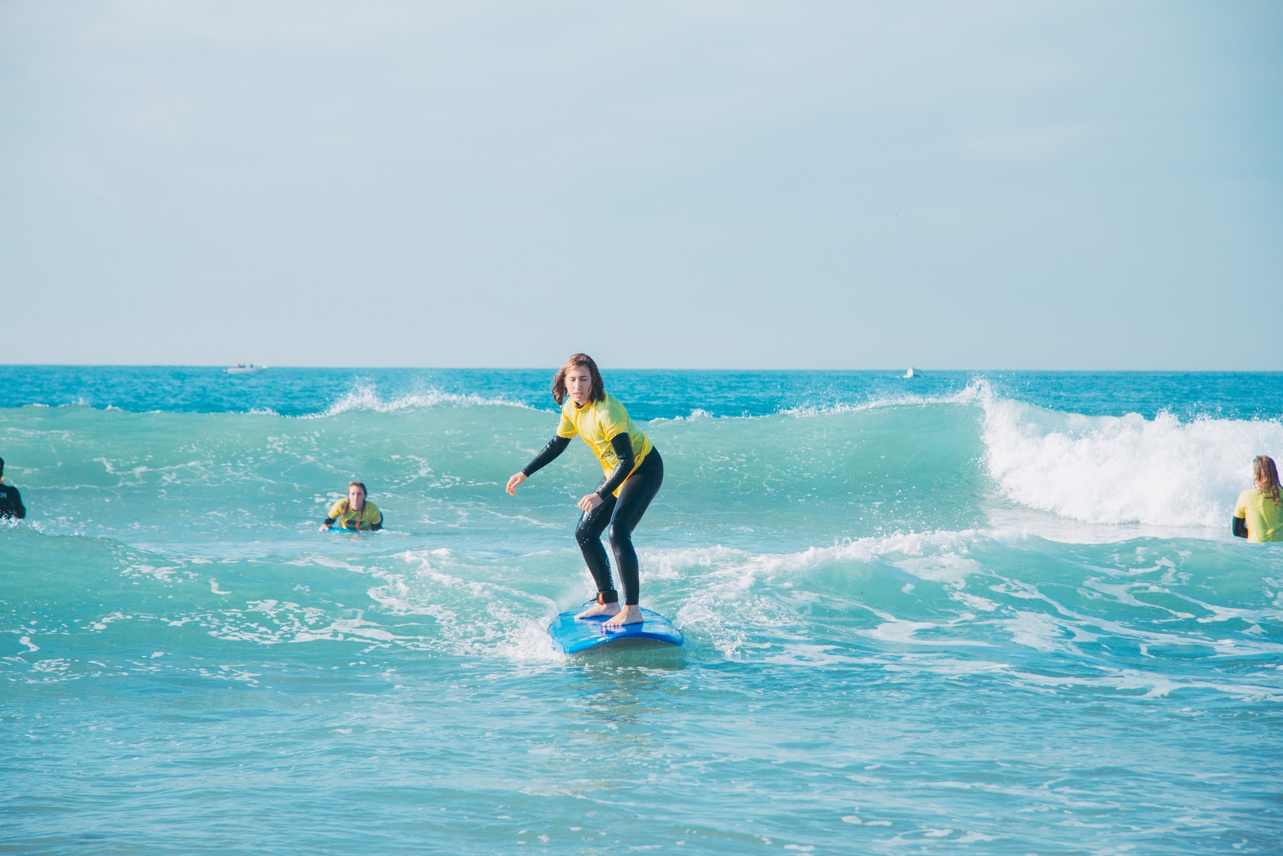 Surfeuse pendant un cours de surf à Carcavelos, près de Lisbonne.