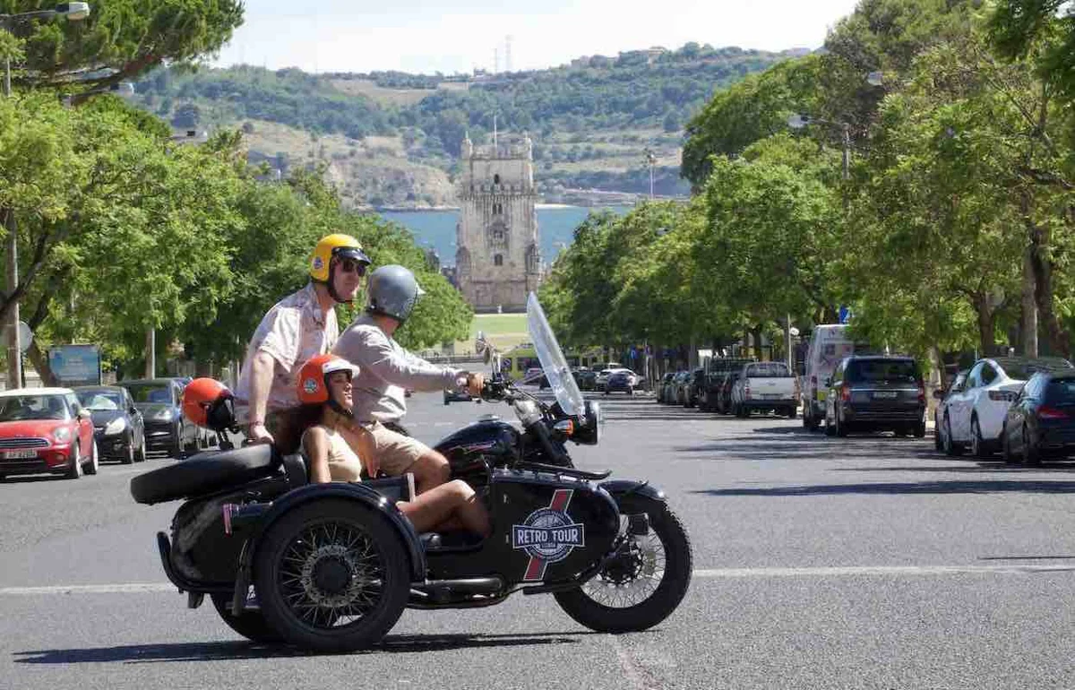Side-car dans une avenue de Lisbonne