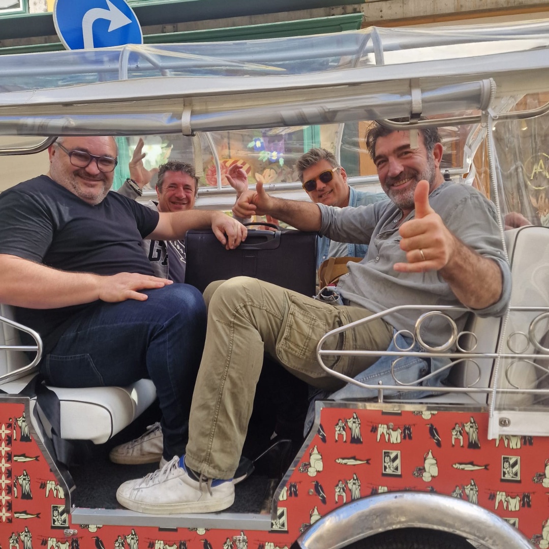 Groupe adulte pendant une visite privée en tuk-tuk à Lisbonne