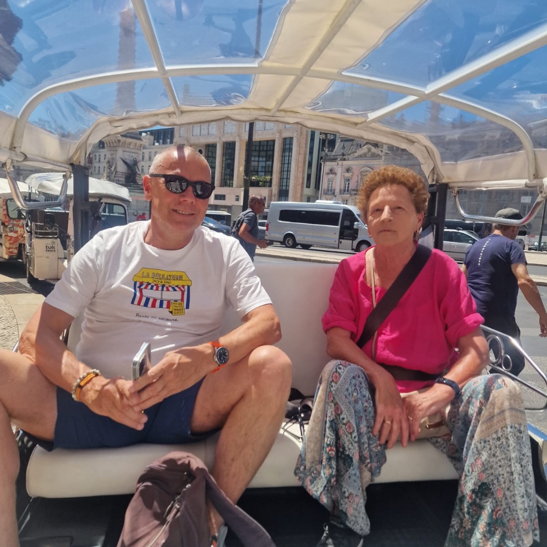 Couple dans un tuk-tuk au centre de Lisbonne