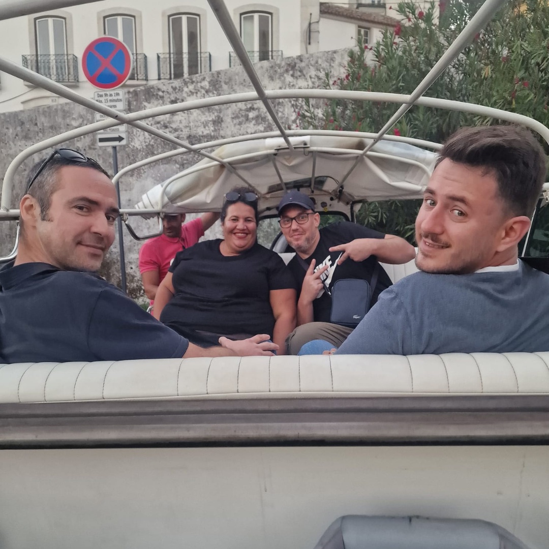 Groupe d’adultes à bord d’un tuk-tuk à Lisbonne