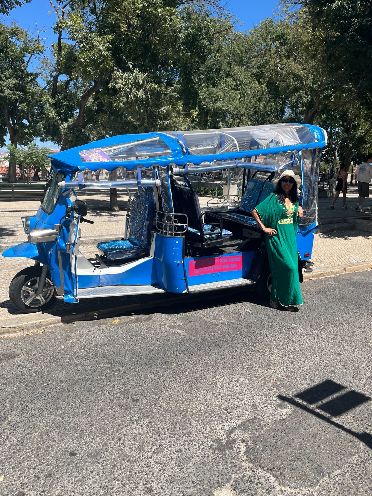 Guide locale avec tuk-tuk bleu au Miradouro de São Pedro de Alcântara
