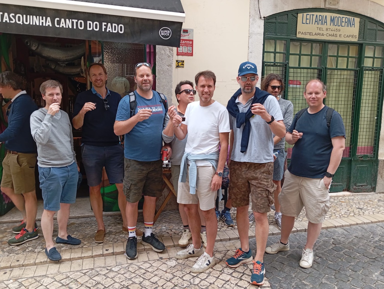 Pause conviviale avec un verre dans le centre historique de Lisbonne