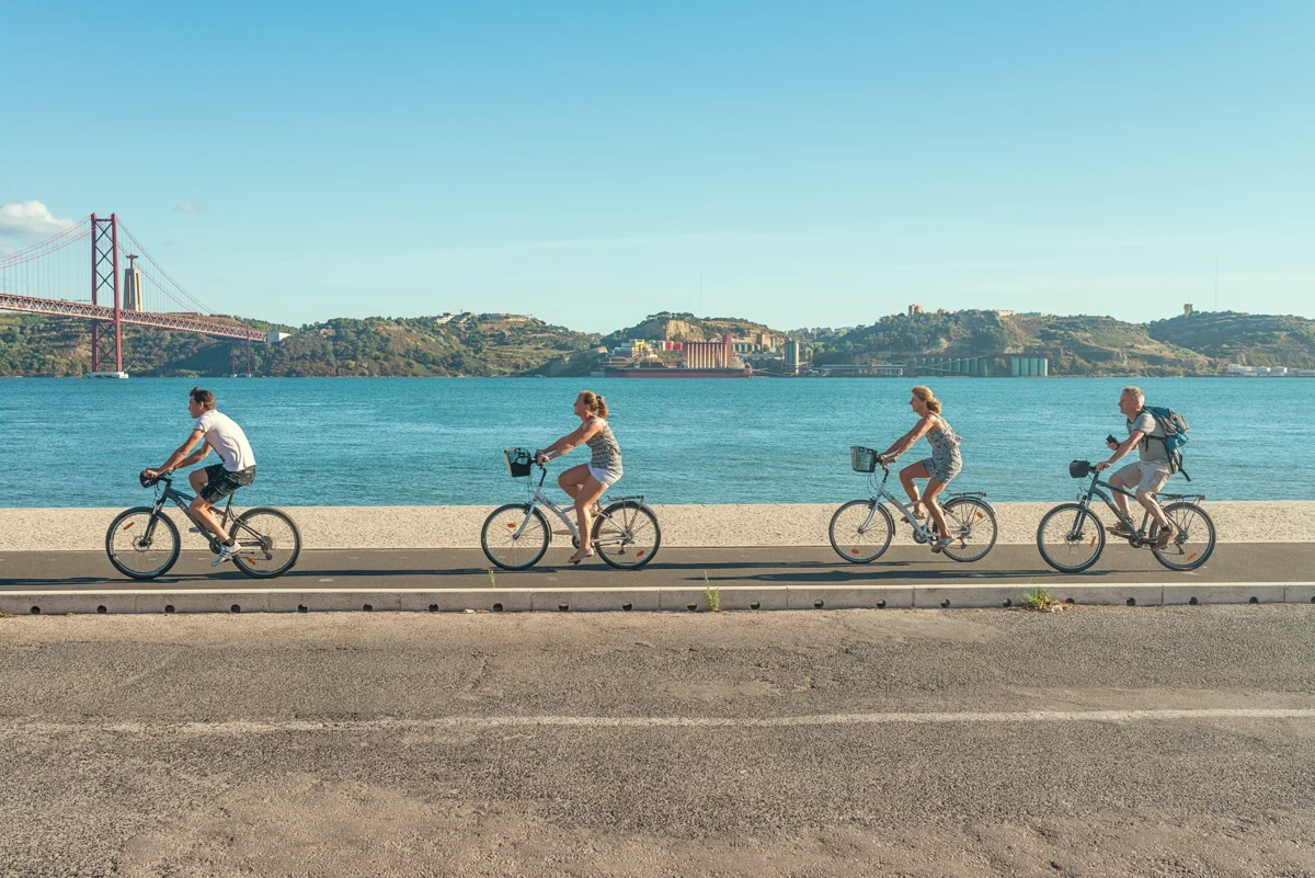 Cyclistes sur les quais du Tage avec le pont du 25 Avril