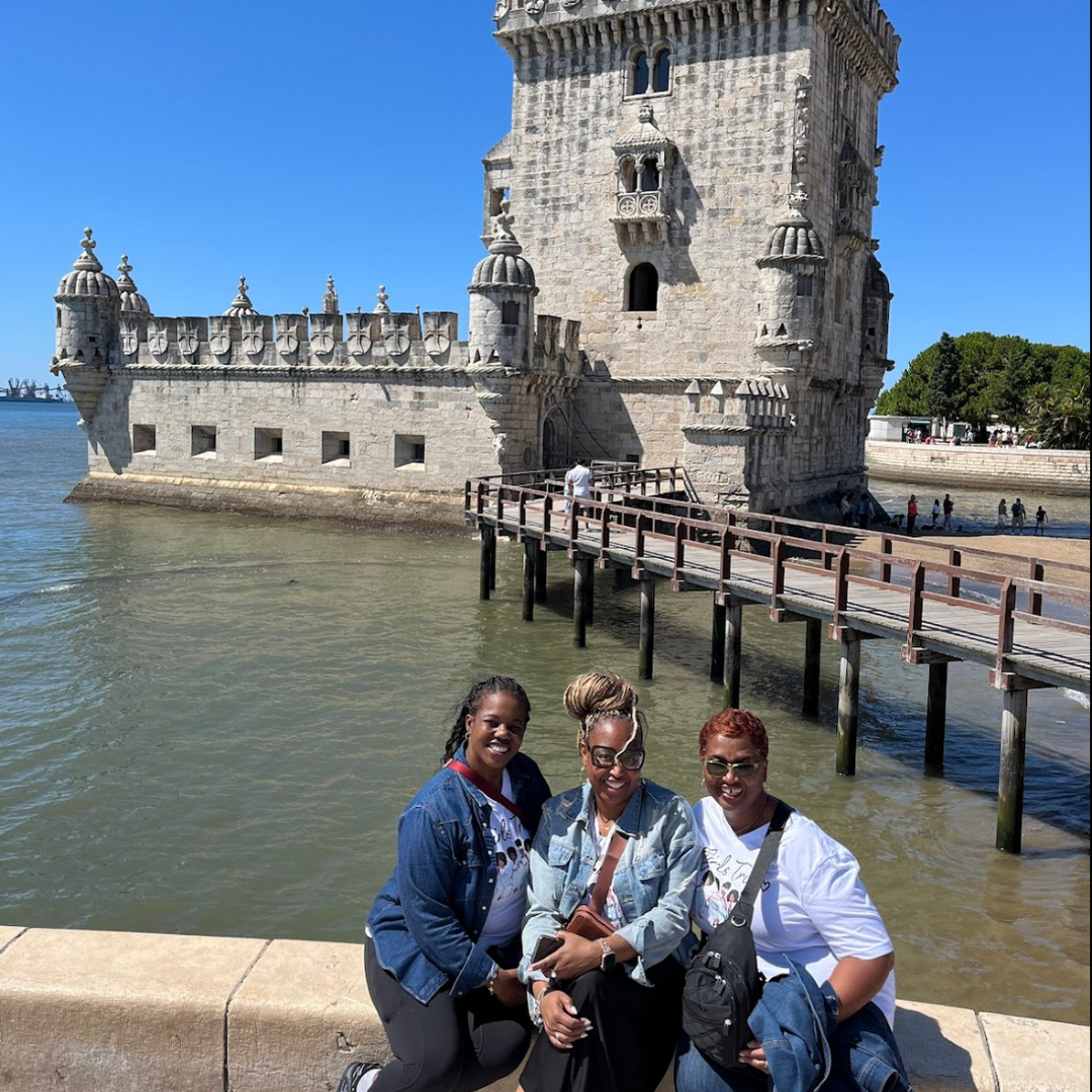 Trois participantes devant la Tour de Belém pendant une visite privée