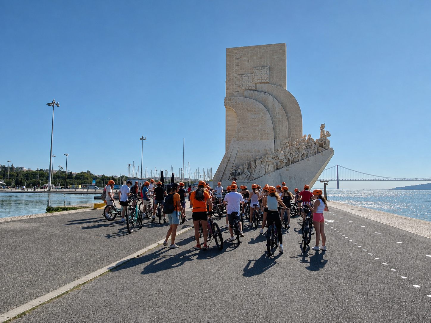 Grand groupe à vélo devant le Padrão dos Descobrimentos à Belém