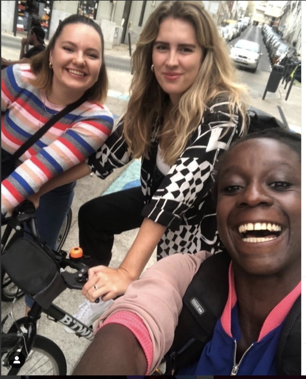 Taïba et deux participantes pendant une balade à vélo dans Lisbonne