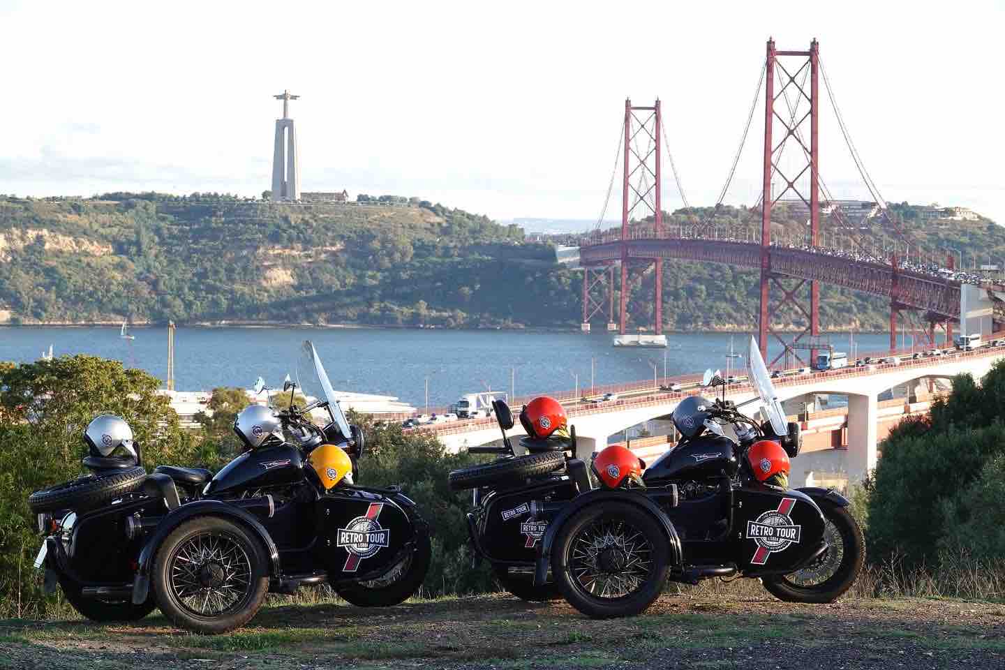 Side-cars face au pont du 25 Avril et au Cristo Rei
