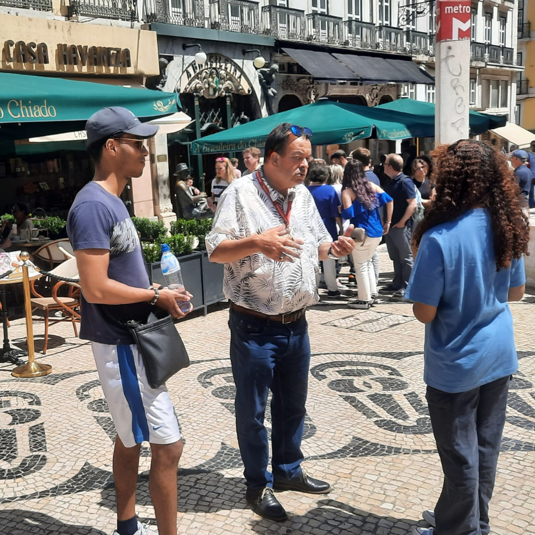 Guide et tuk-tuk dans les rues de Lisbonne