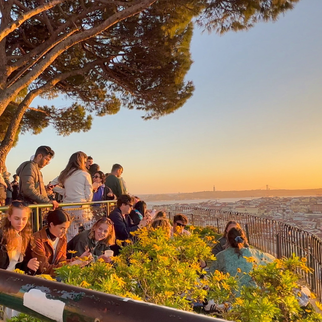 Visiteurs devant un panorama de Lisbonne
