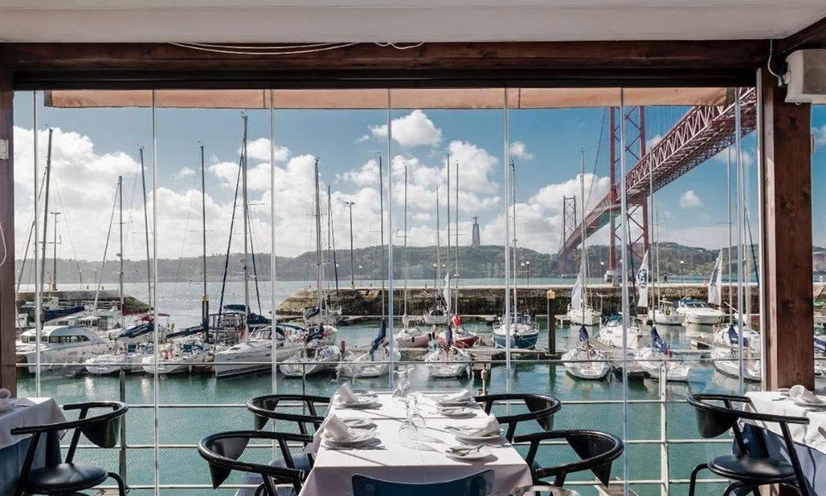 Restaurant avec vue sur la marina et le pont du 25 Avril