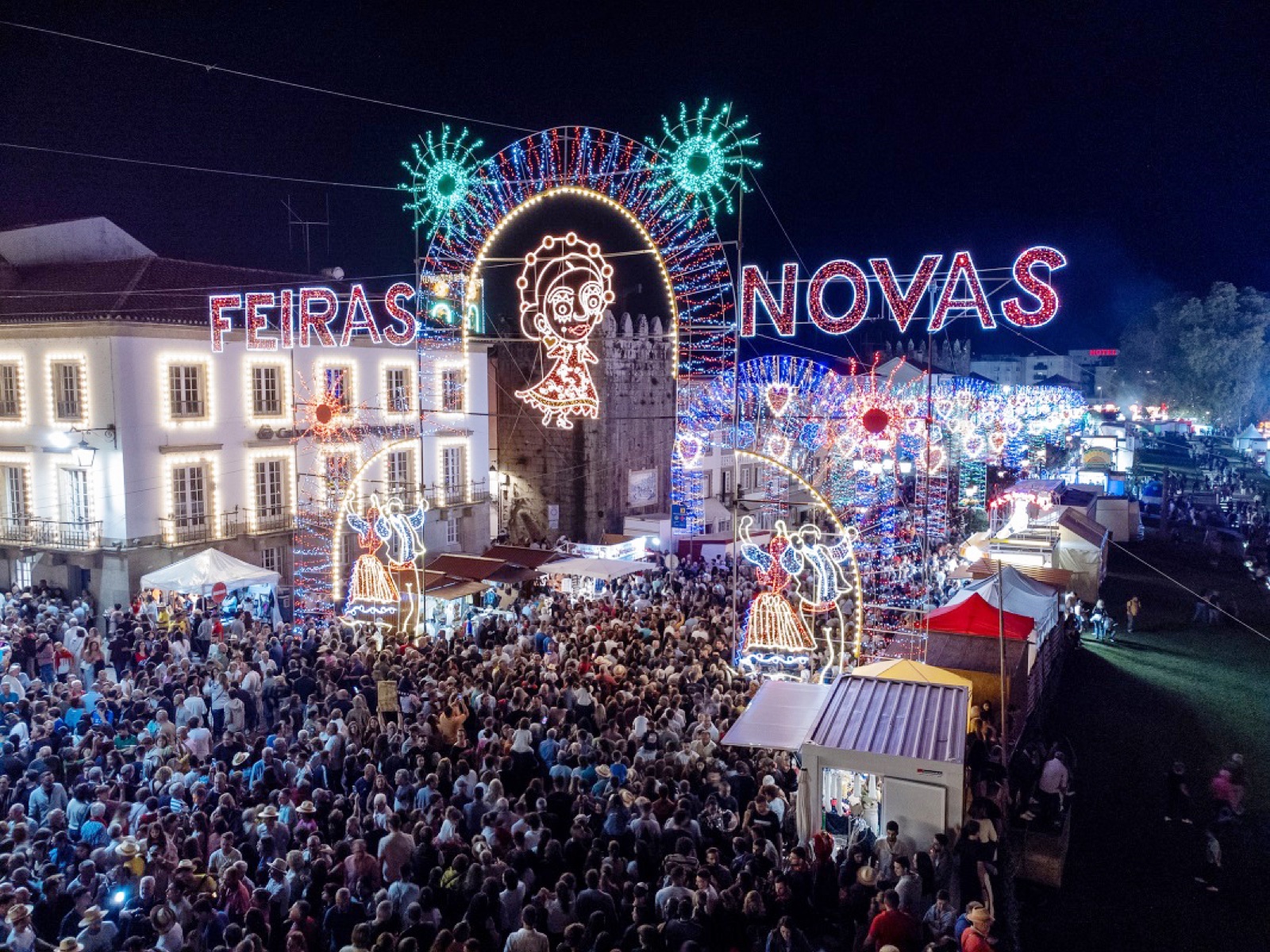 Feiras Novas at night