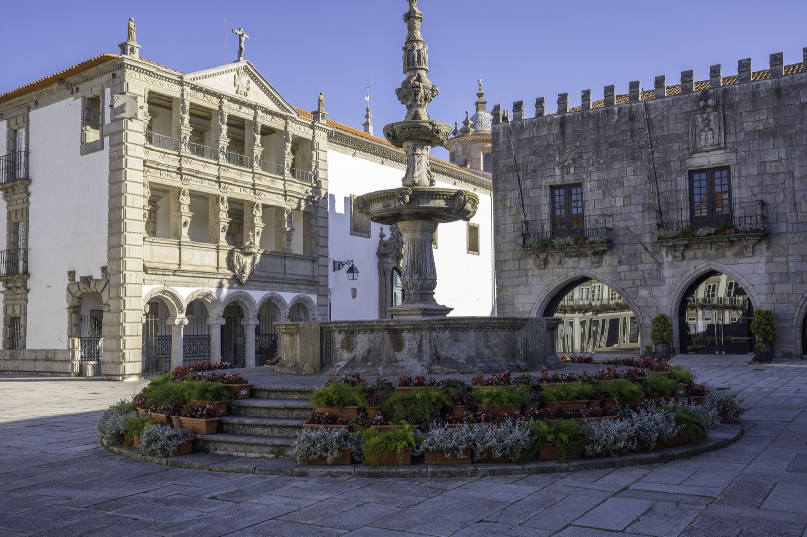 Praça da República de Viana do Castelo, avec le chafariz, la Misericórdia et les anciens Paços do Concelho