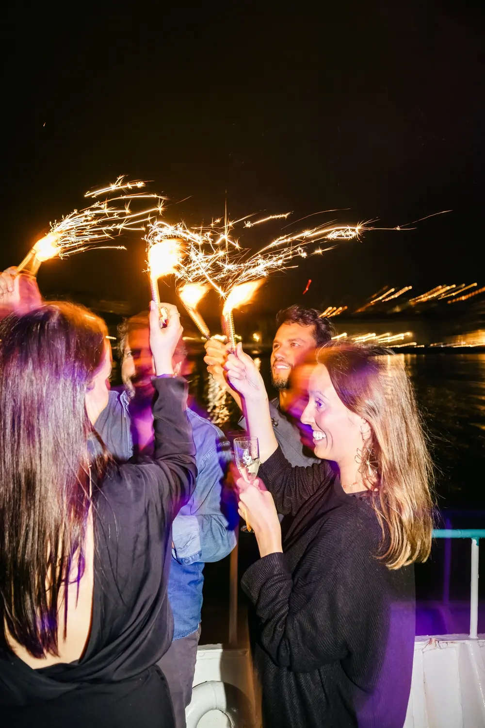Groupe faisant la fête sur un bateau à Lisbonne au Nouvel An