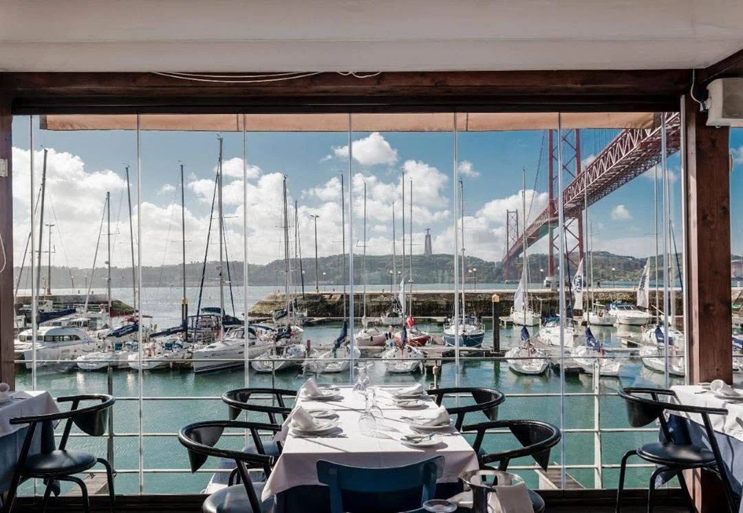 Table face à la marina et au pont du 25 Avril.