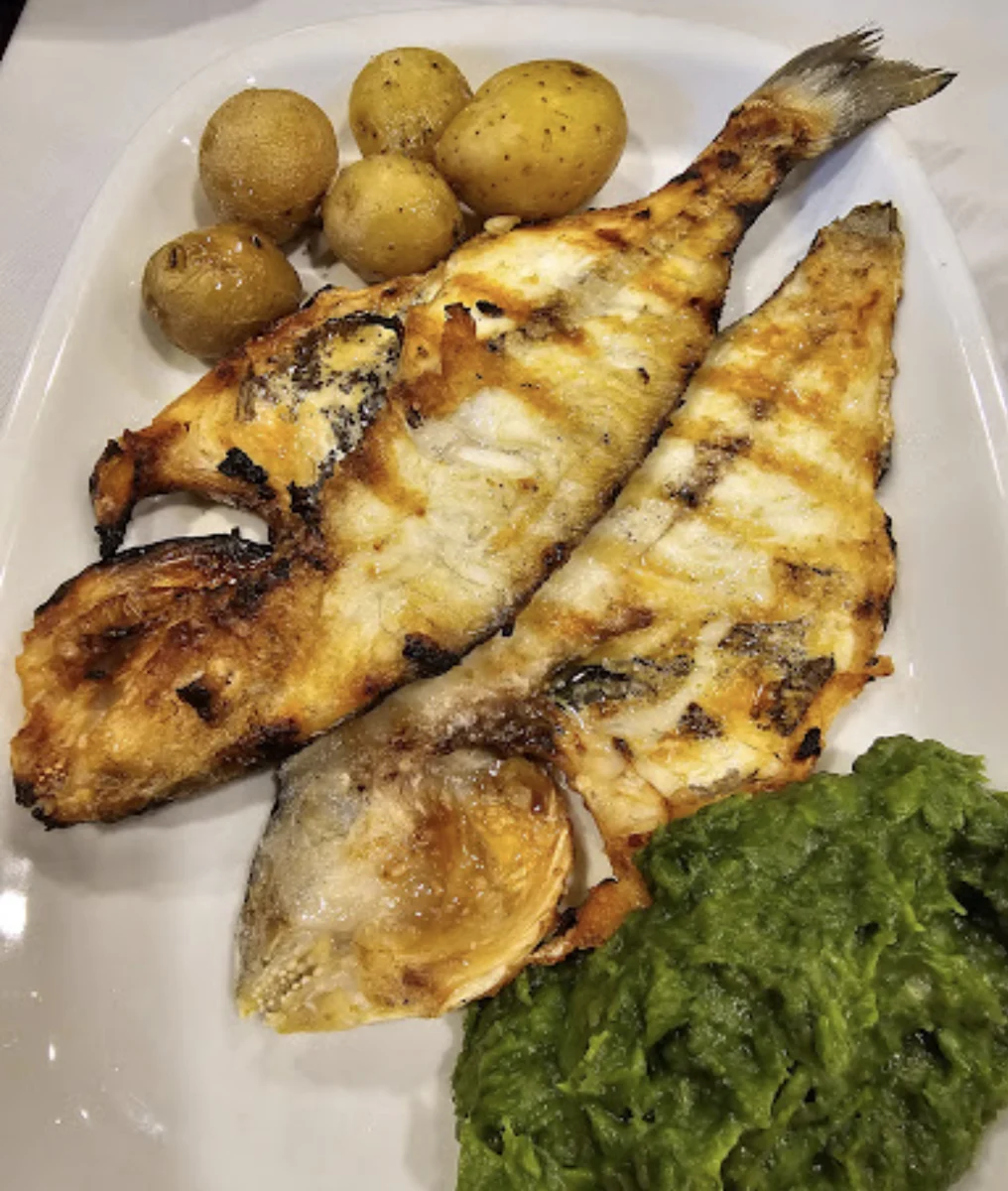 Poisson entier grillé, pommes de terre et légumes chez A Vela.