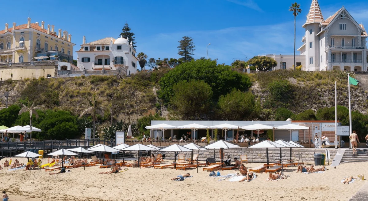 Restaurant Glória et transats sur la plage à Estoril.